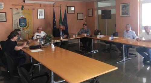 L'assessore regionale alla Funzione pubblica Sebastiano Callari all'incontro con i sindaci delle Valli nel municipio di Drenchia 